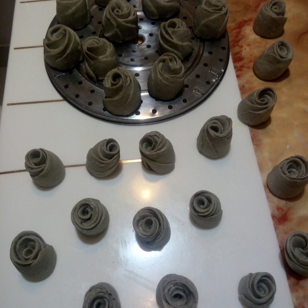 牛奶黑芝麻玫瑰馒头