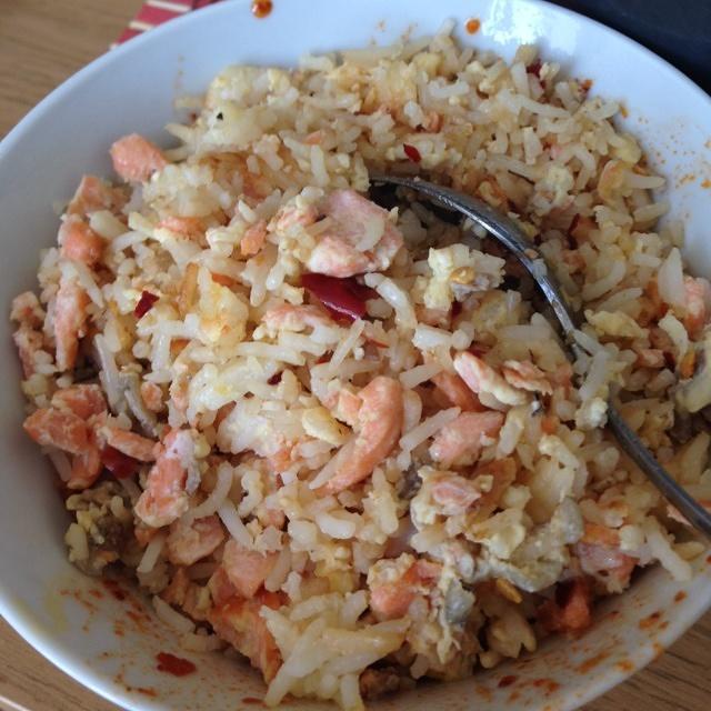 三文鱼蛋炒饭的做法