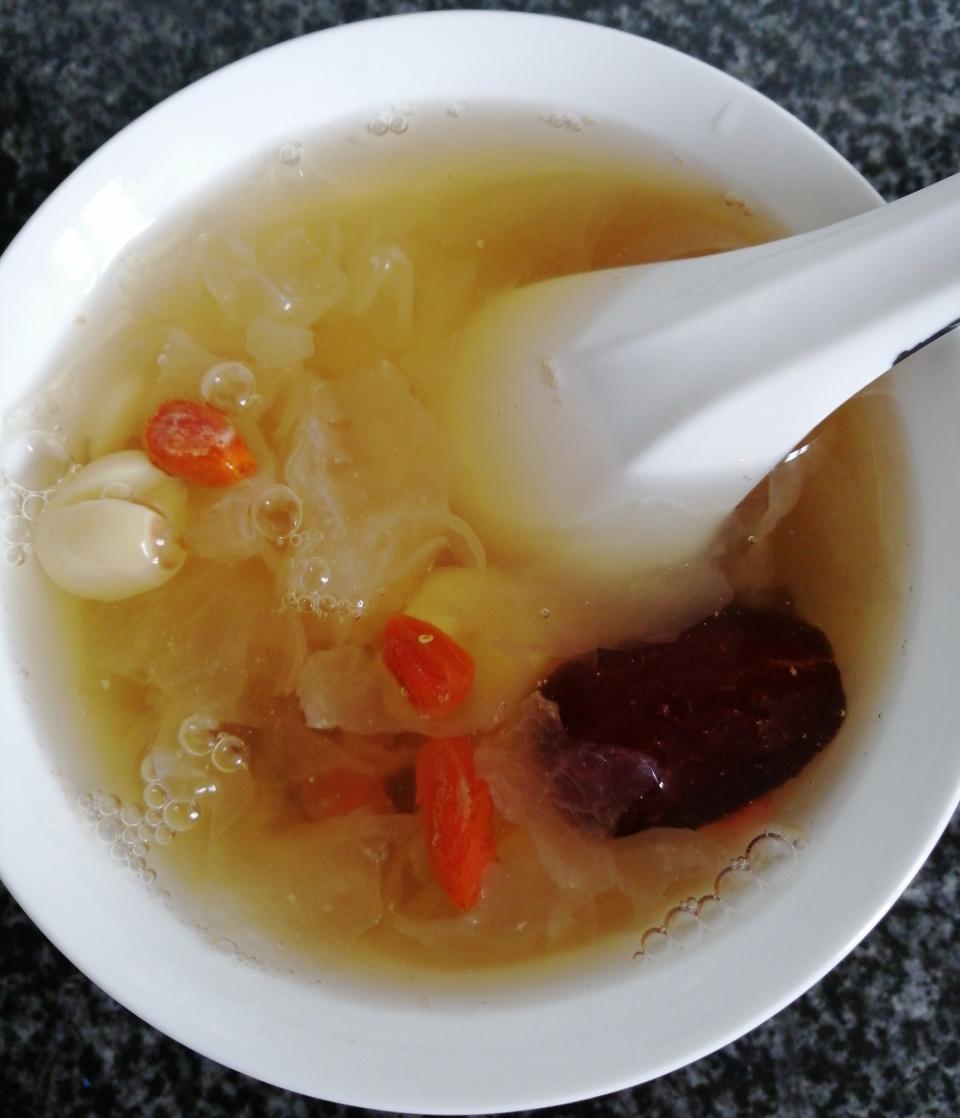 色泽诱人的红枣银耳莲子羹的做法