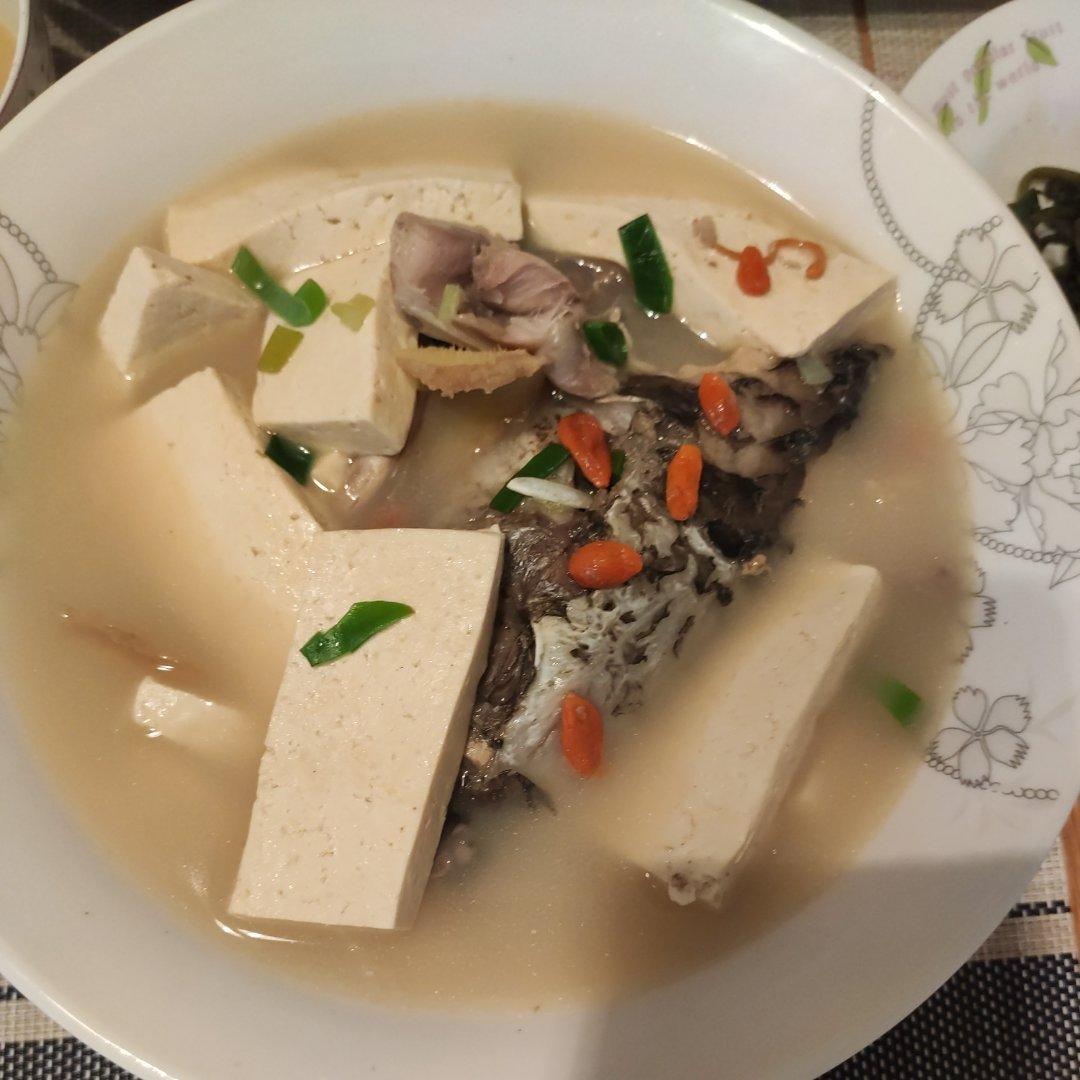 千岛湖鱼头豆腐汤