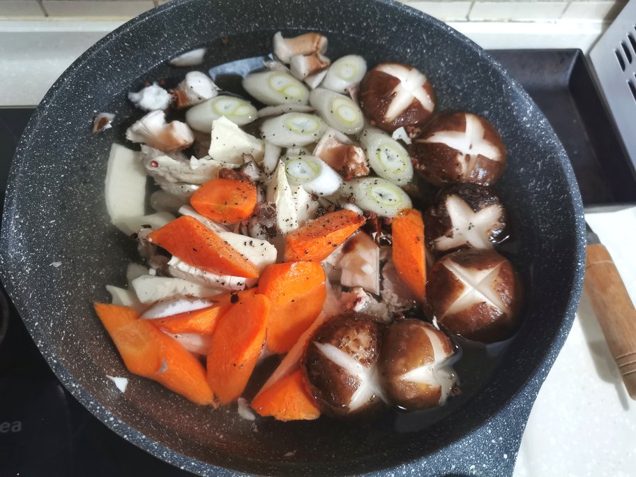 超鲜香菇炖鸡汤
