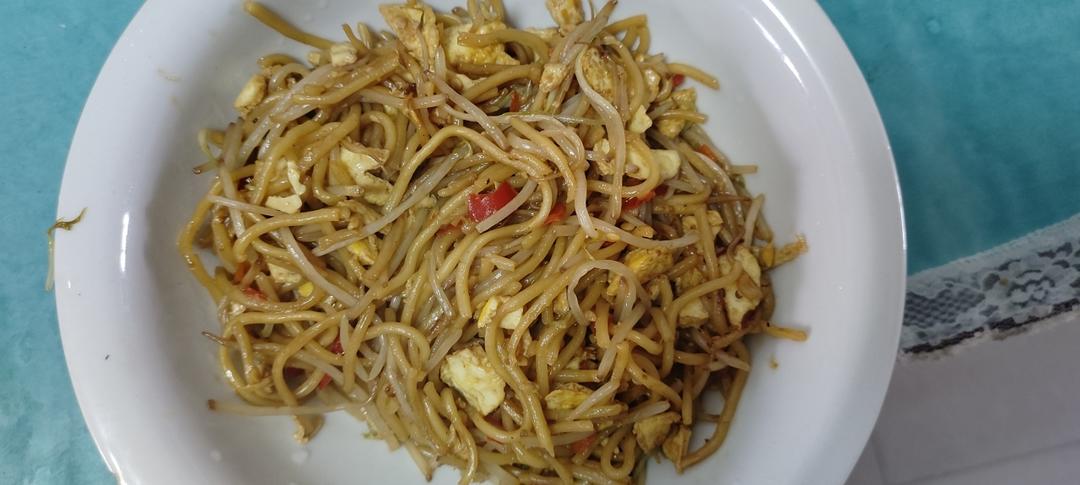 加豆芽的鸡蛋火腿炒面