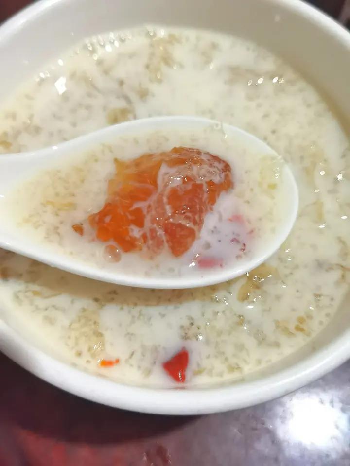 《桃胶皂角米雪燕银耳牛奶羹》据说一碗等于敷30片面膜的功效