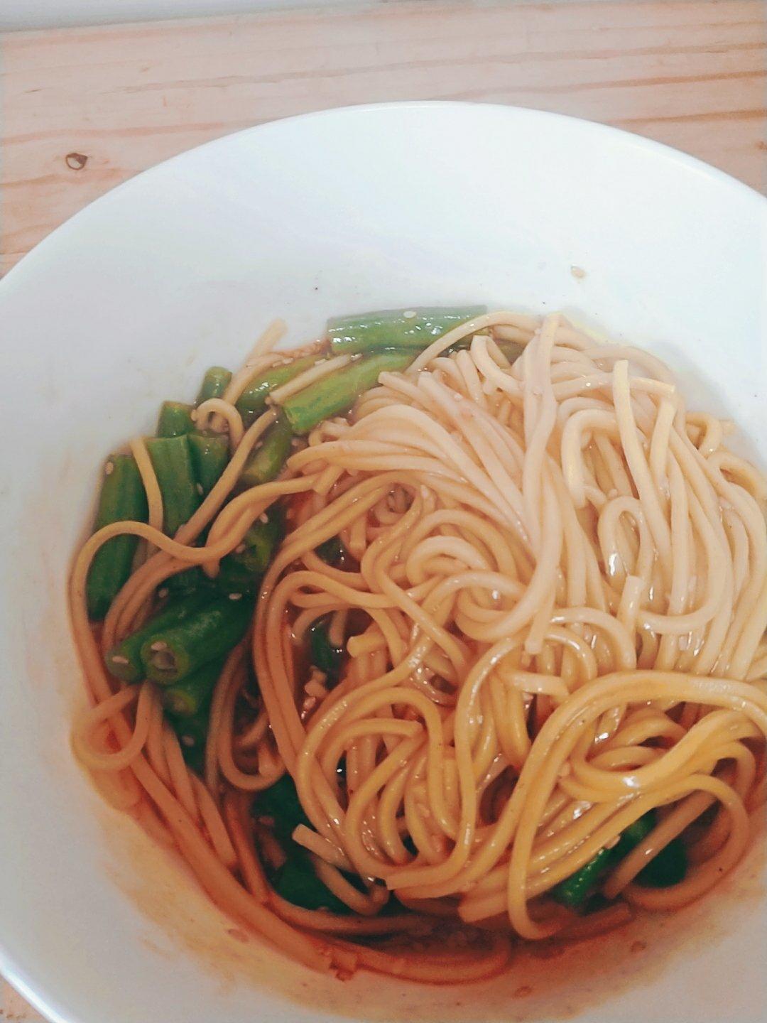酸辣热汤面