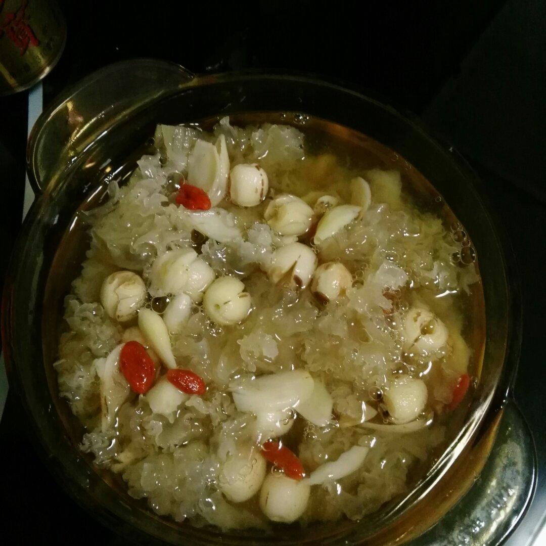 银耳百合莲子羹