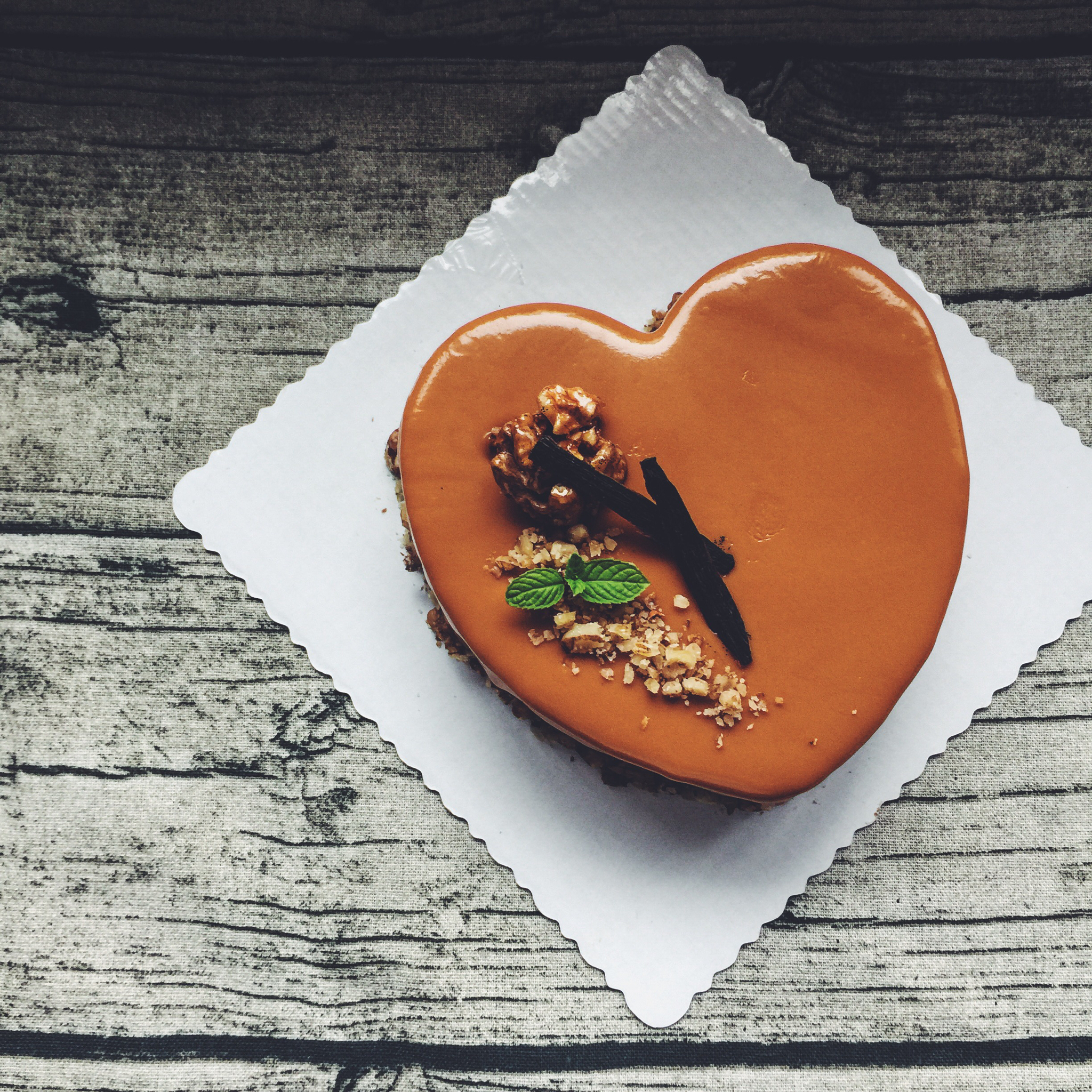 南瓜巧克力慕斯配焦糖淋面