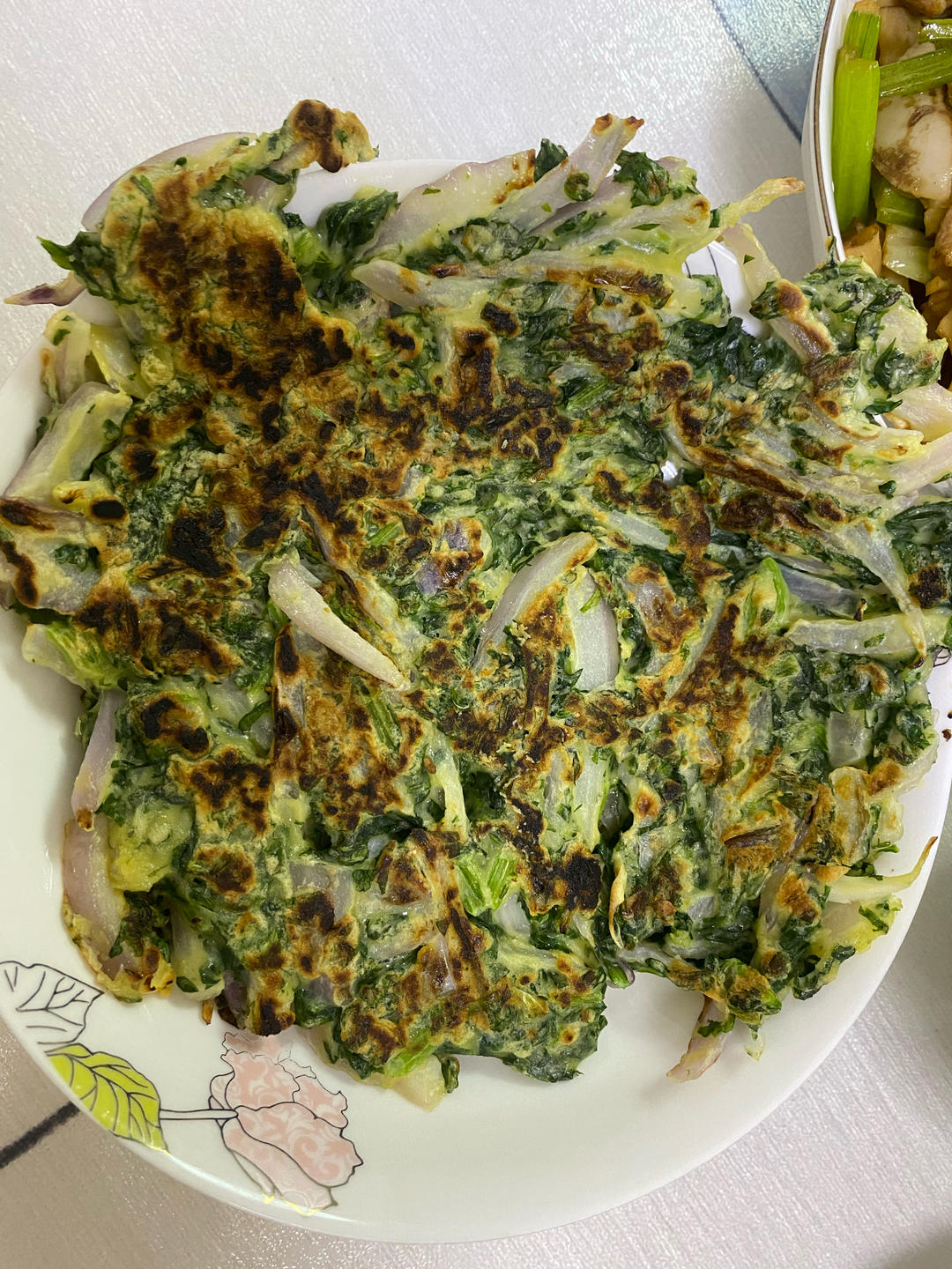 妈妈菜，芹菜叶圆葱蛋饼