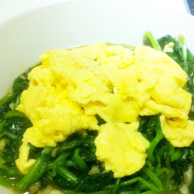 麻油蒜蓉菠菜铺蛋