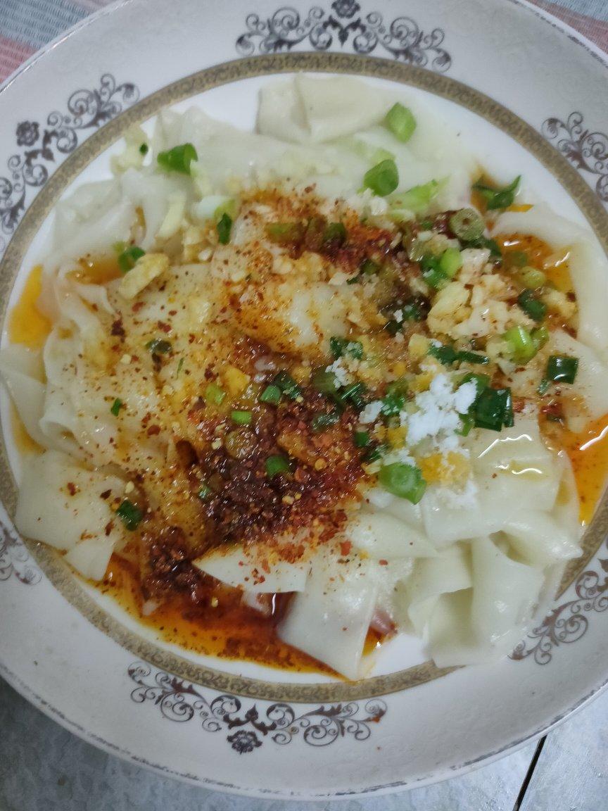 用饺子皮自制油泼扯面