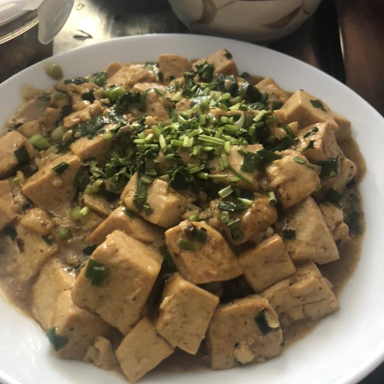 不放肉也超下饭的葱焖豆腐