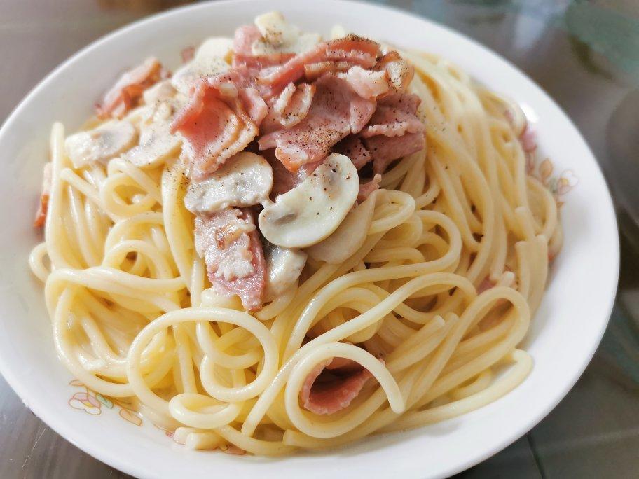 白蘑菇奶油培根意面