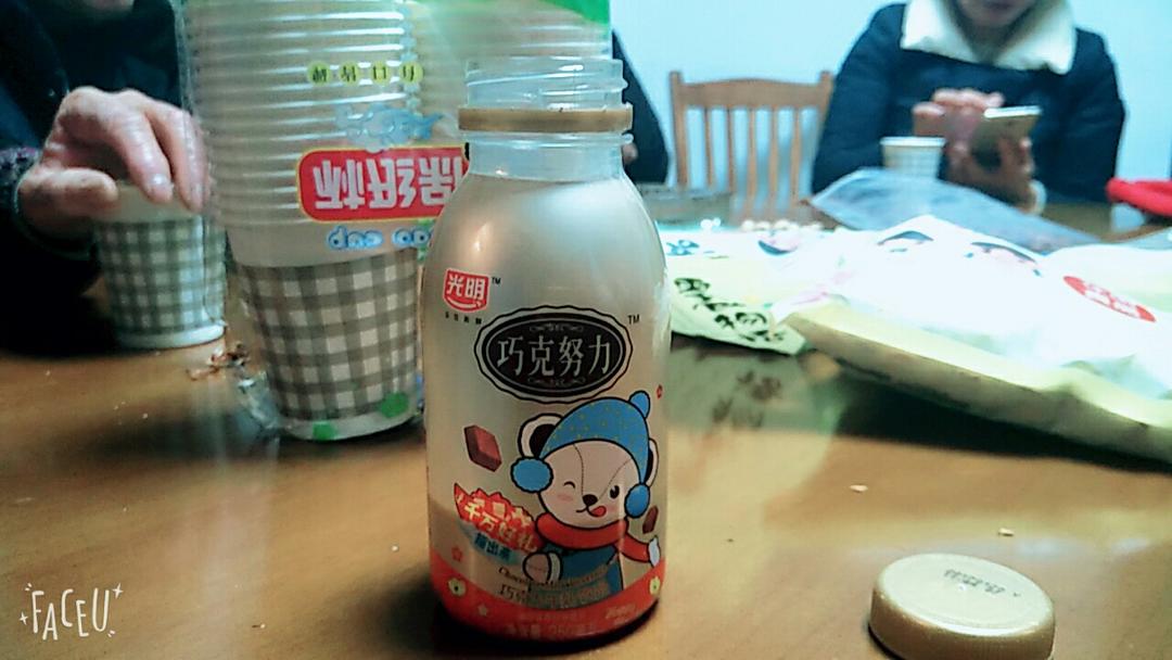 这道菜晨柚用料巧克努力的做法先用可可粉和温开水搅拌再把巧克力弄碎