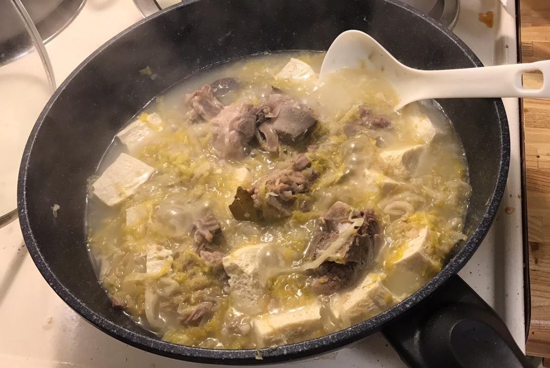 东北酸菜骨头炖冻豆腐