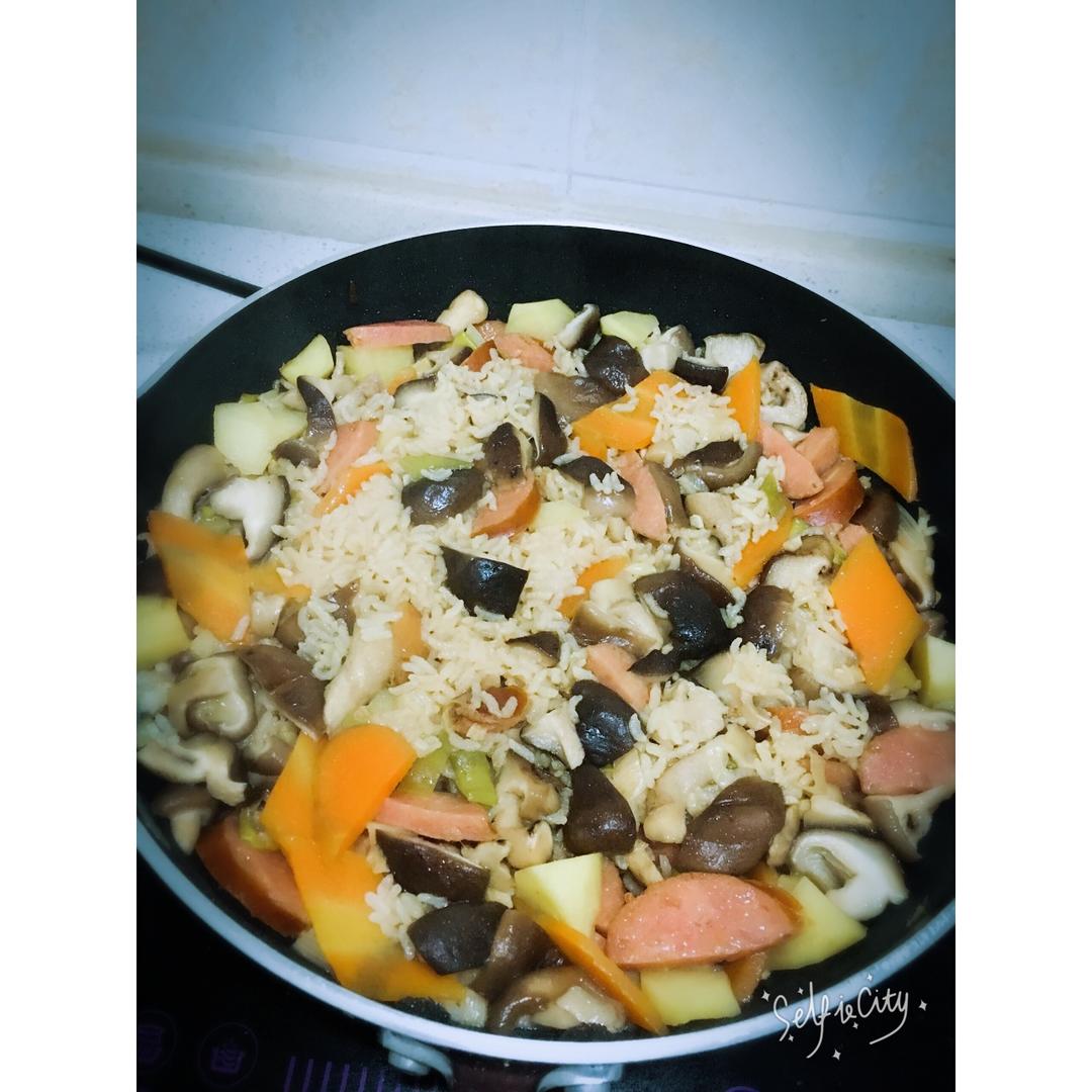 香菇腊肠土豆焖饭
