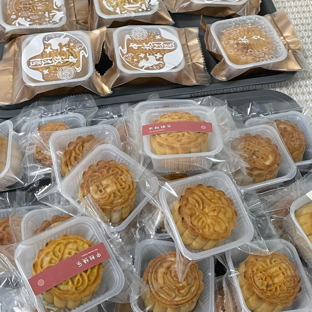 广式月饼—蛋黄莲蓉月饼