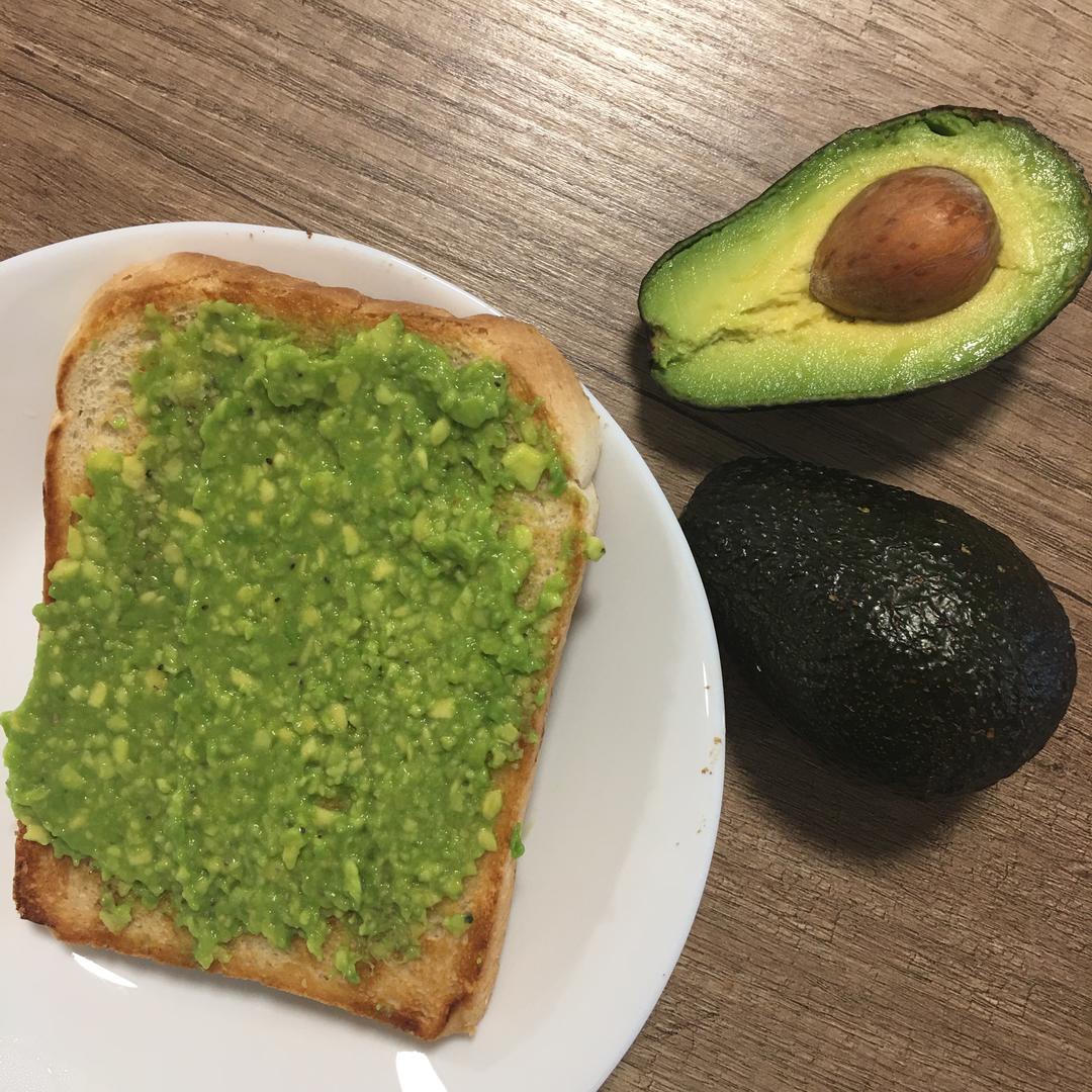 🥑牛油果黄油吐司🧈实打实的快手早餐的做法 步骤2