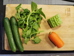 减肥果蔬汁|黄瓜胡萝卜苦瓜穿心莲汁的做法 步骤1
