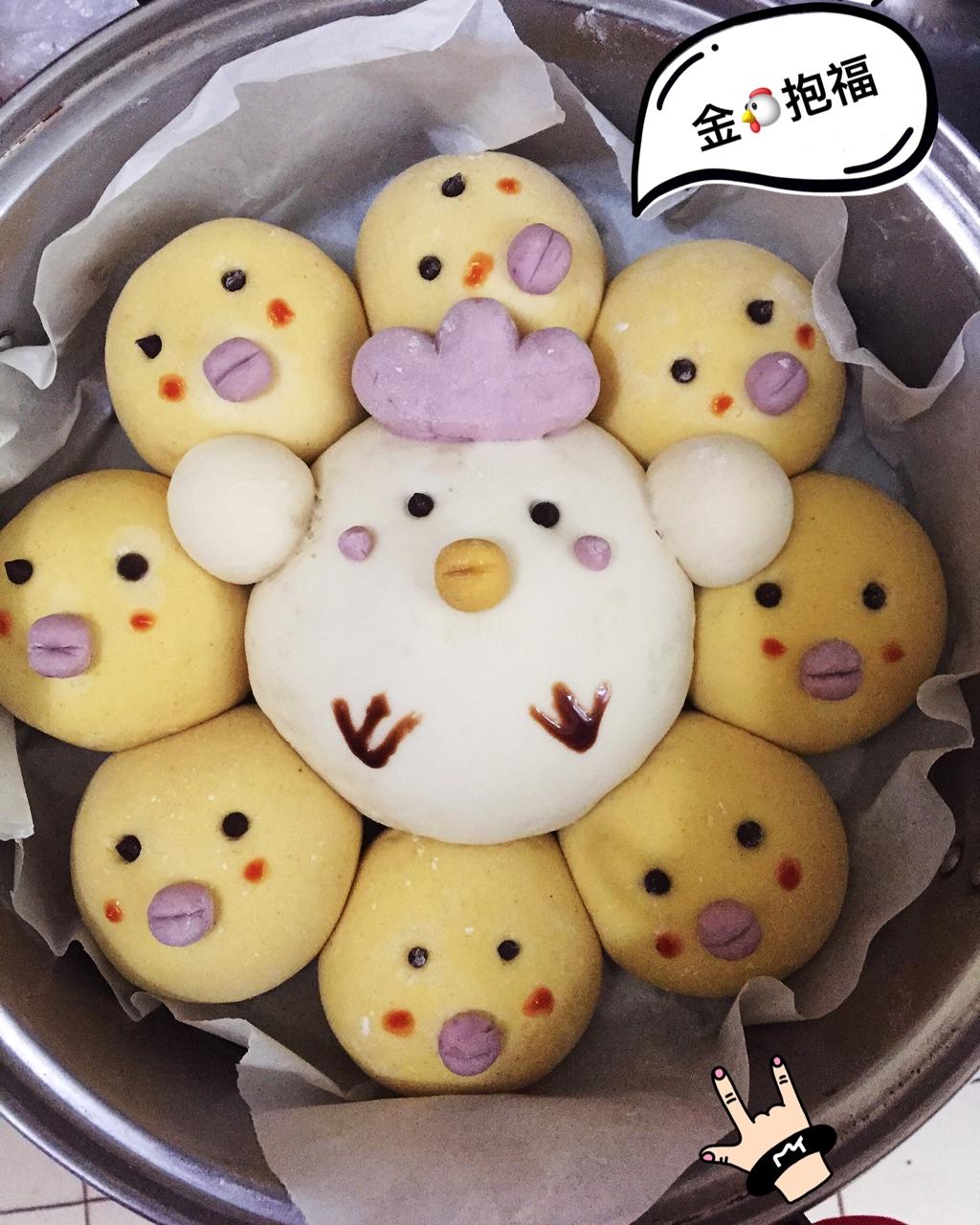 金鸡“抱”福奶黄包