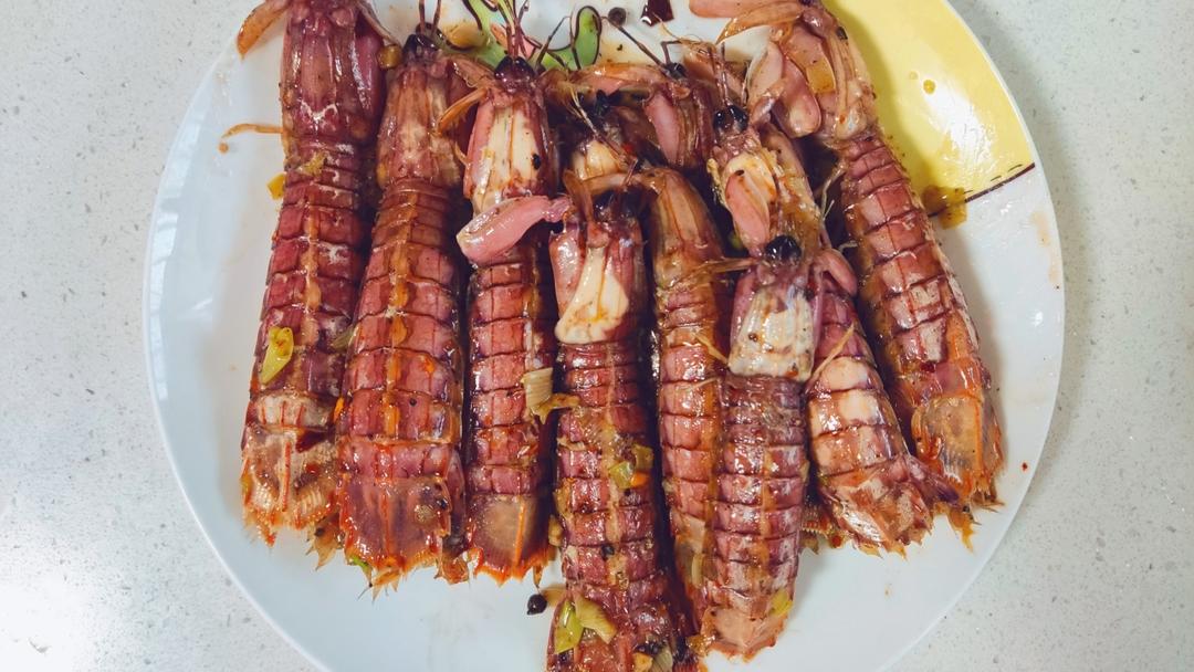 无油炸版的椒盐皮皮虾和巧拨虾壳的方法