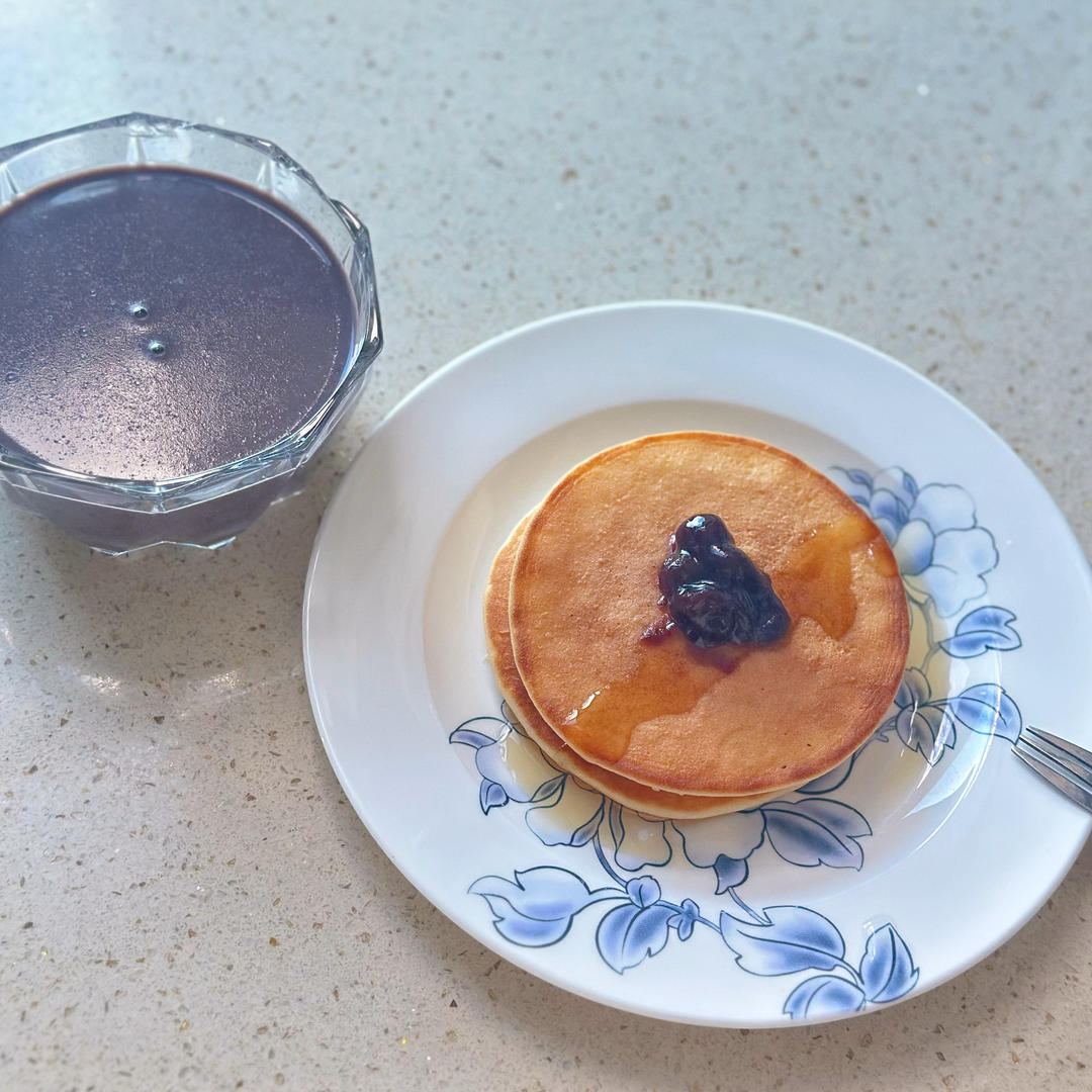 【酸奶松饼yogurt pancake】，搭上黑莓果酱和枫糖的美味。