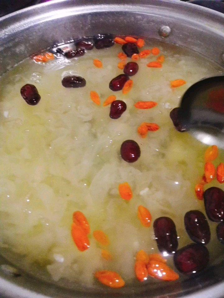 银耳枸杞红枣汤…熬出胶来了哦