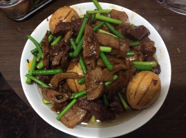 红烧肉焖蒜薹