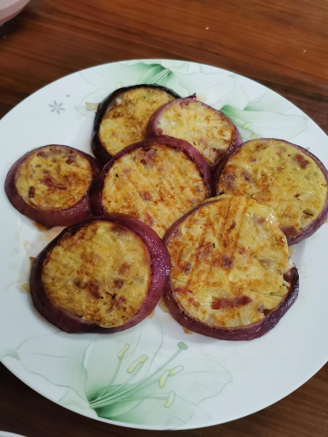 用洋葱圈来定型的可爱土豆煎饼