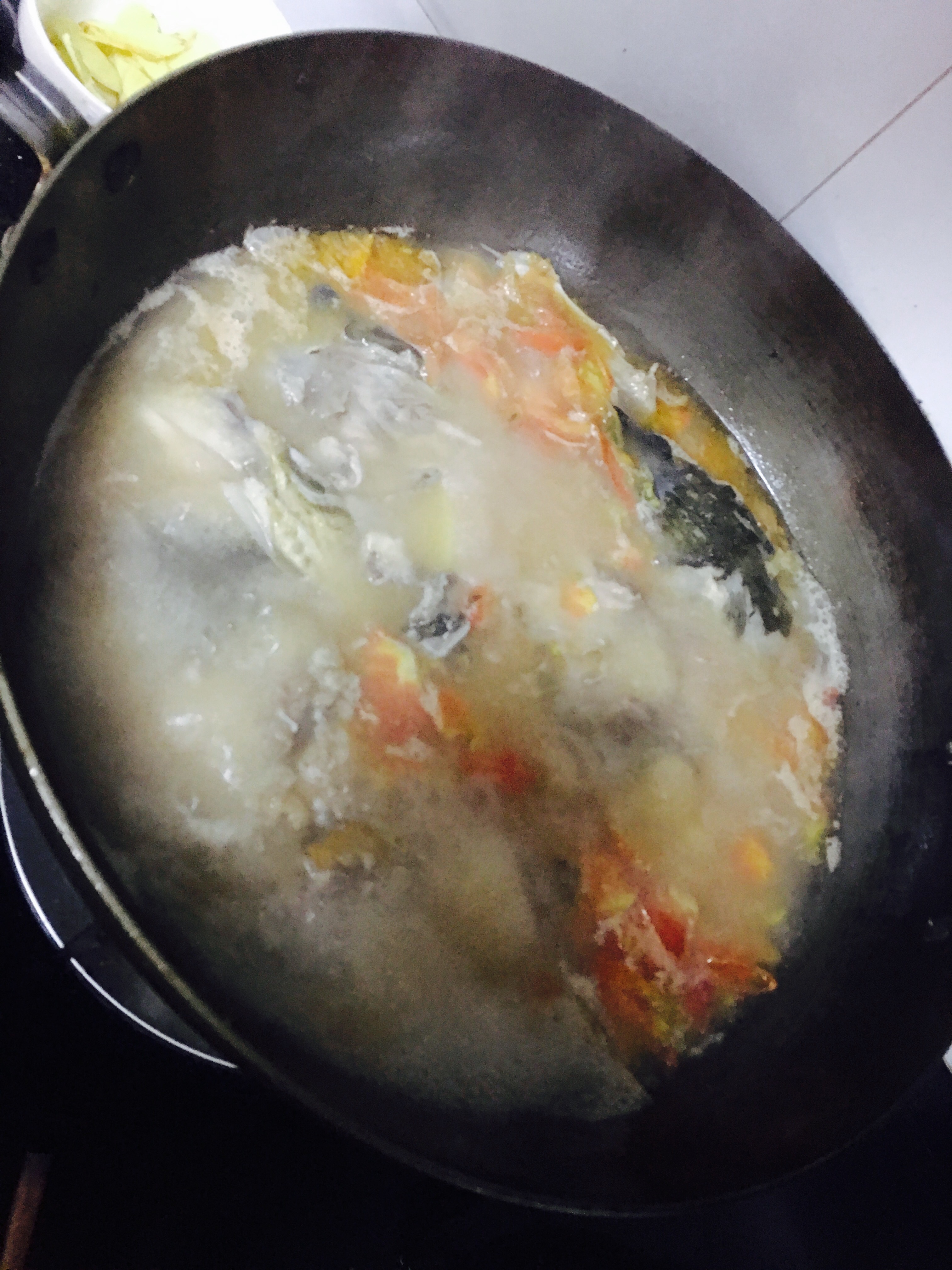 西红柿鱼头汤的做法 步骤5