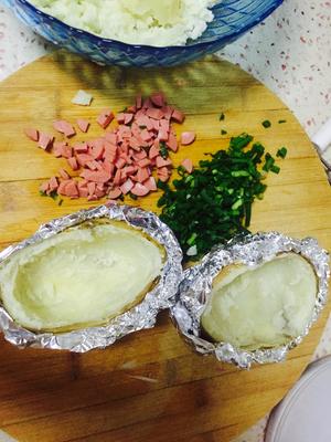 小丸子的土豆起司蛋（烤土豆皮）、土豆泥（土豆两吃哦）的做法 步骤2