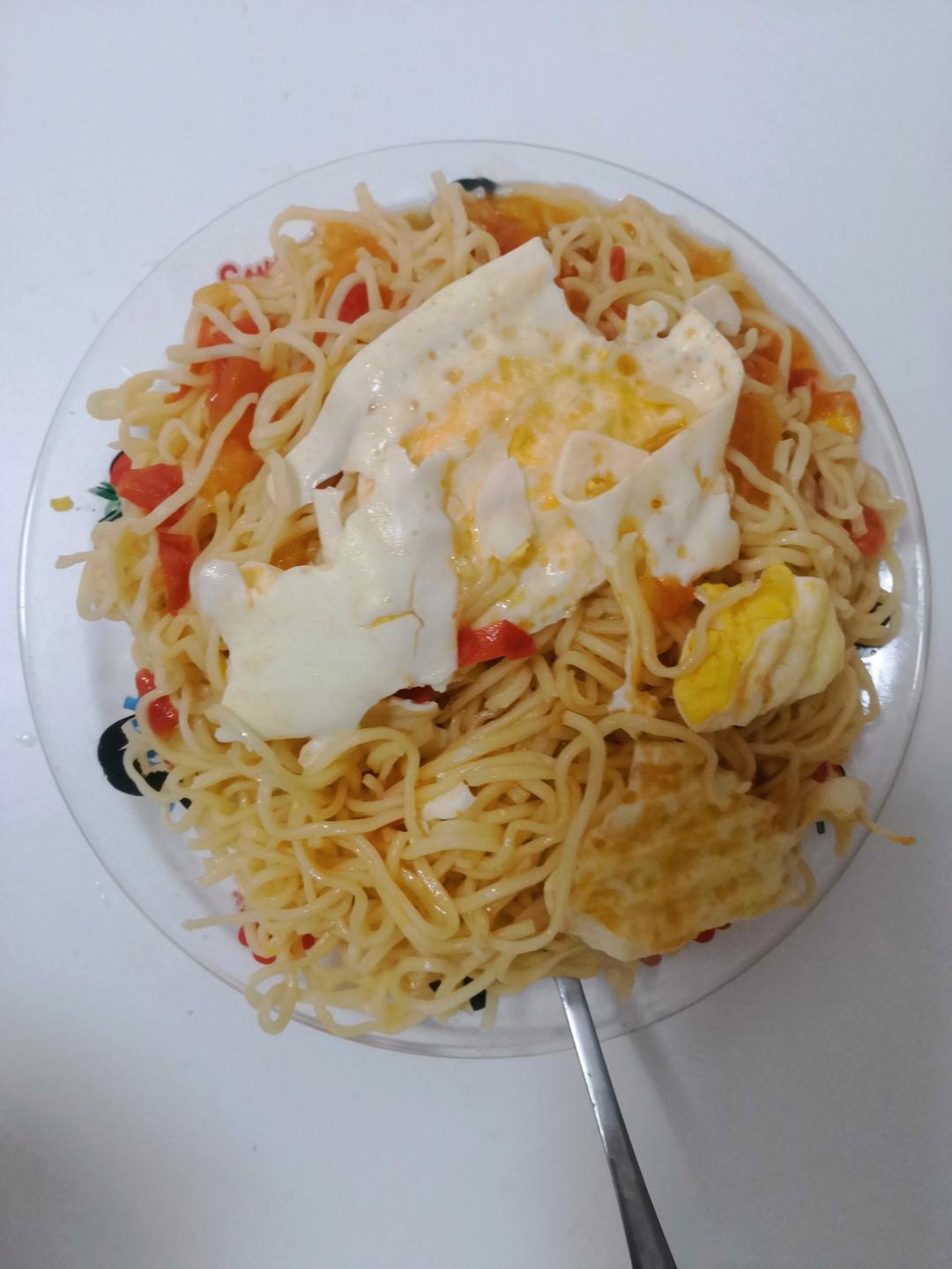 五分钟搞定❗️好吃到舔盘茄汁火腿鸡蛋焖面