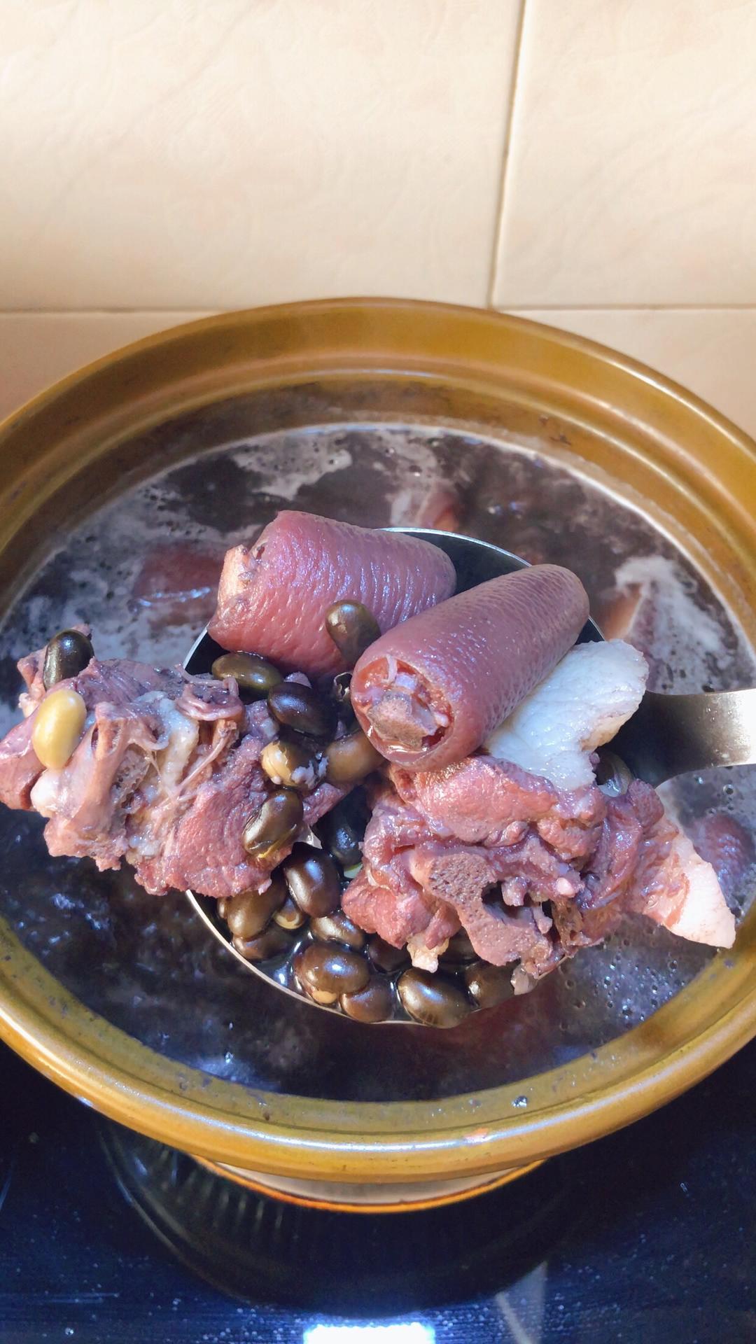 猪尾巴黑豆汤的做法