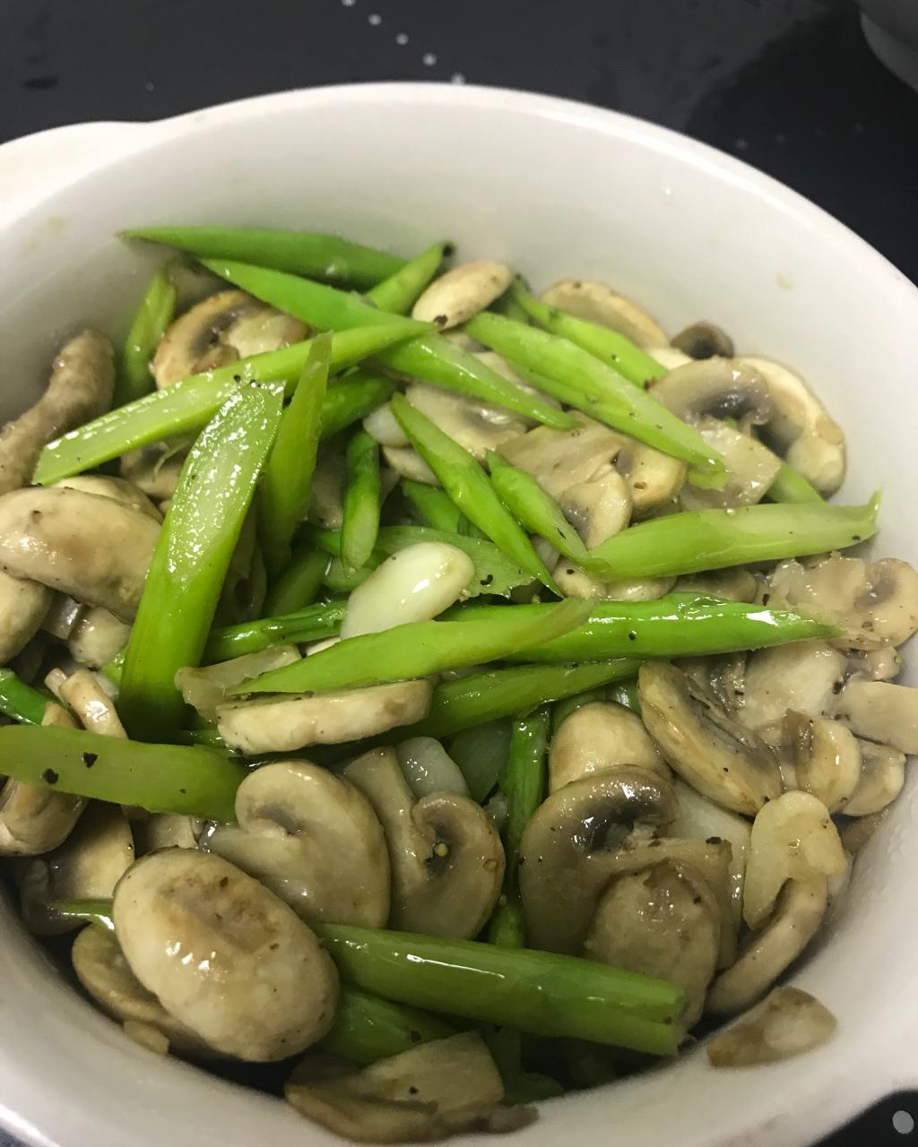 芦笋炒蟹味菇