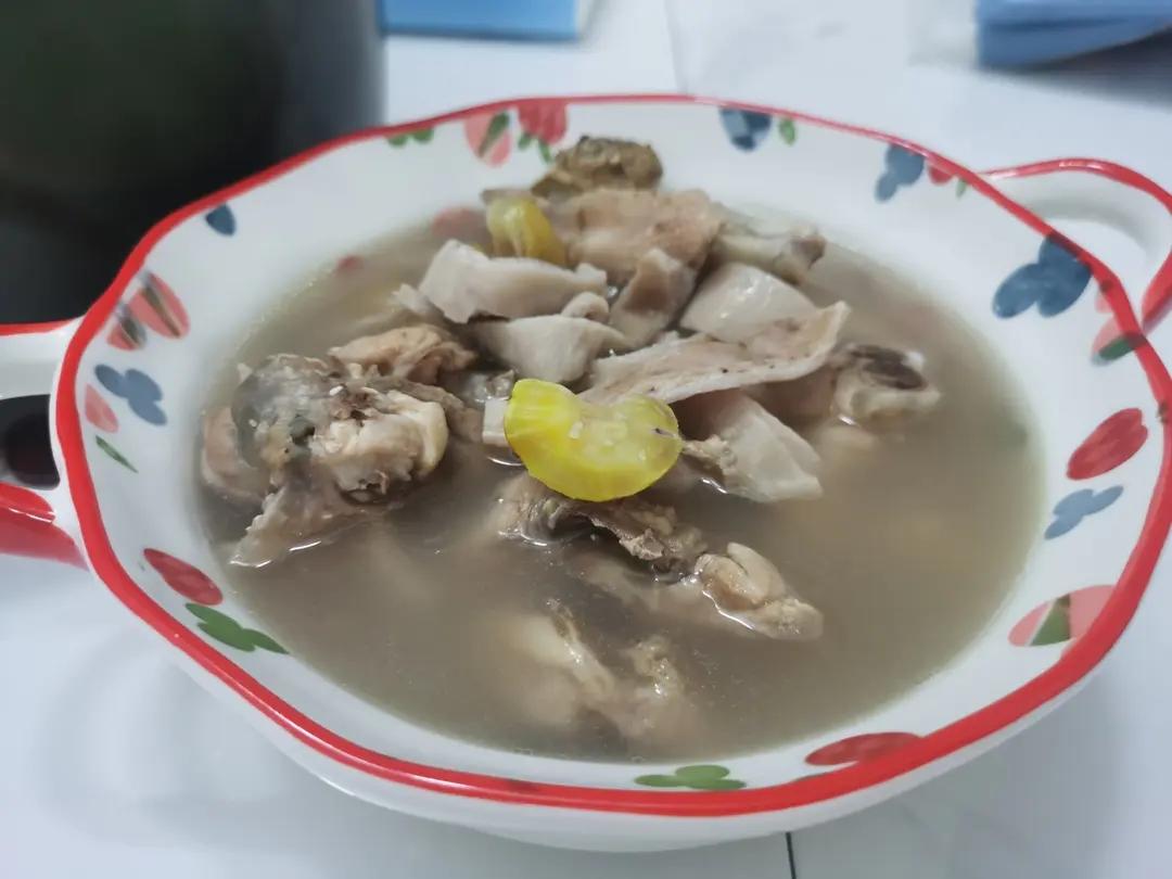 姬松茸猪小肚鸡煲板栗莲子汤
新鲜姬松茸保存需要拆开保鲜膜、放冰箱晾开，保鲜或冷藏即可，这样保存不会容易烂。
煲汤鲜美
娃喝两碗难得啊！