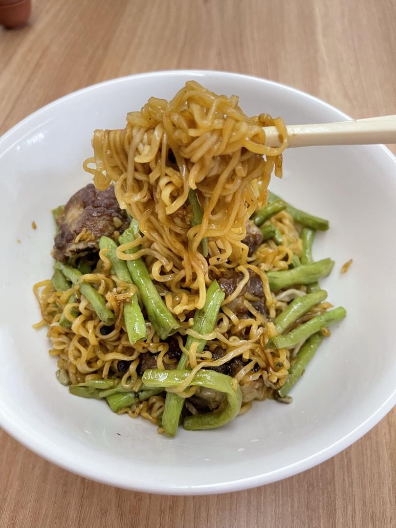 曼食慢语丨排骨豆角焖面