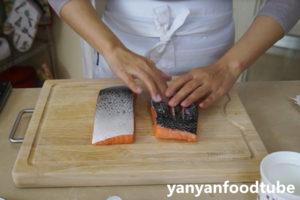 西式三文鱼配蔬菜莎拉 Salmon Steak的做法 步骤4