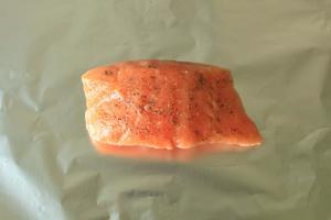 锡纸烤三文鱼  （Salmon Baked in Foil）的做法 步骤4