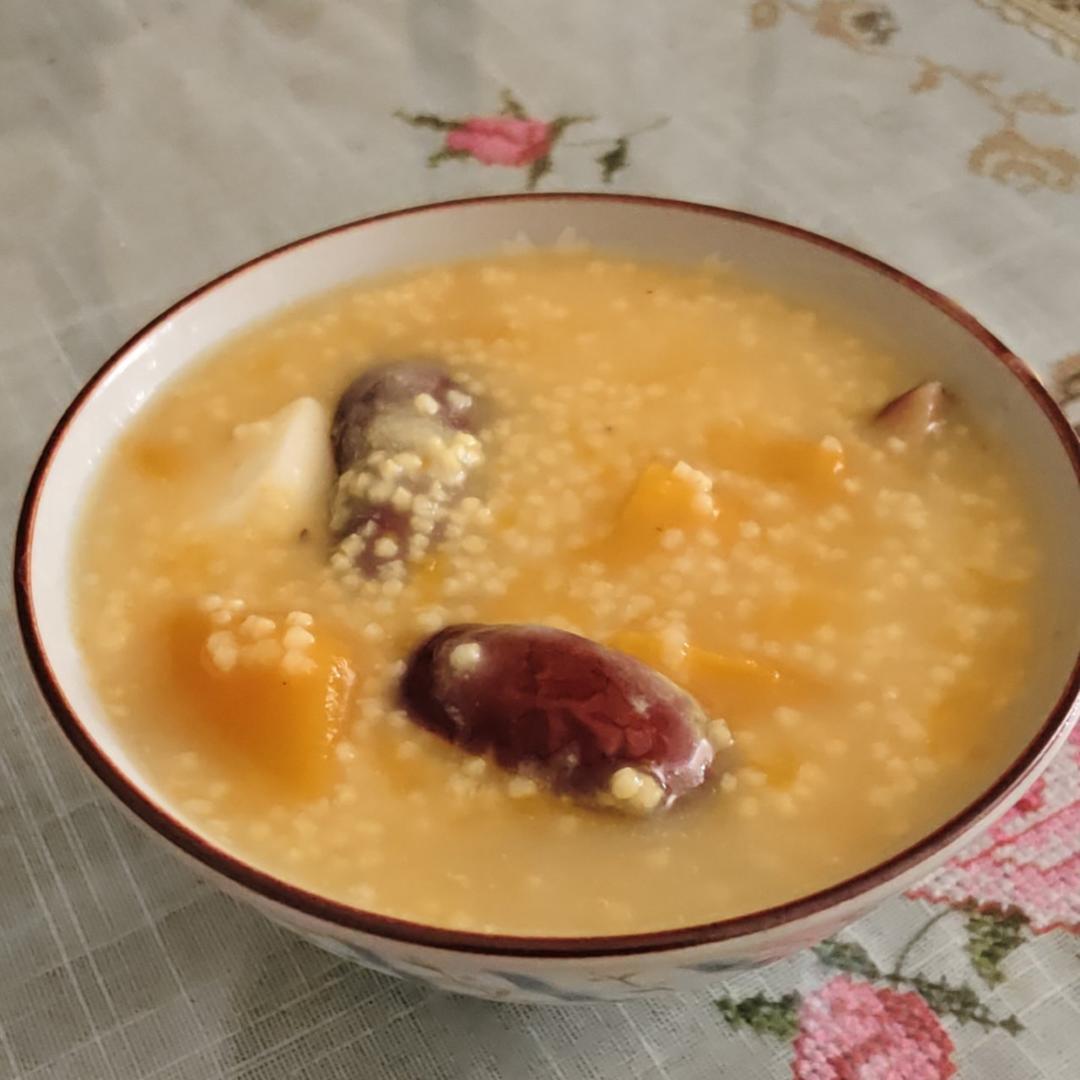 补血健脾养胃的南瓜山药红枣枸杞小米粥