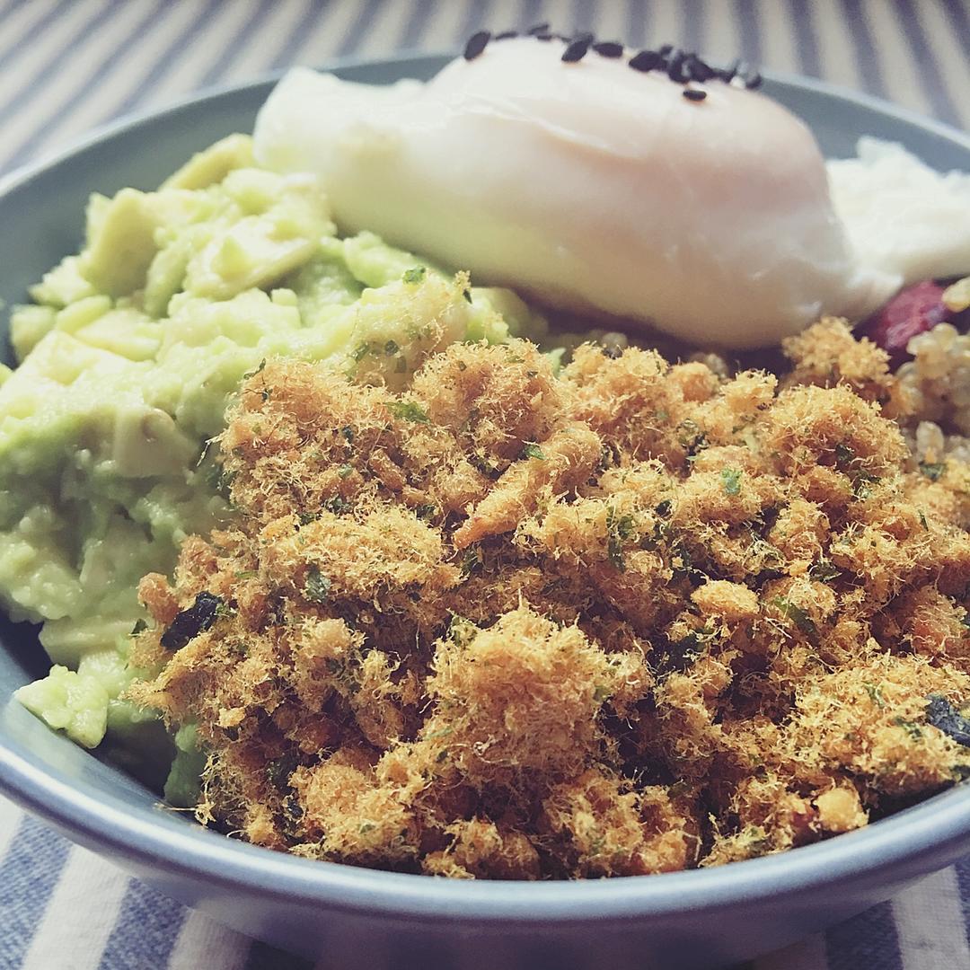 小鱼籽团团做的牛油果海苔肉松拌饭
