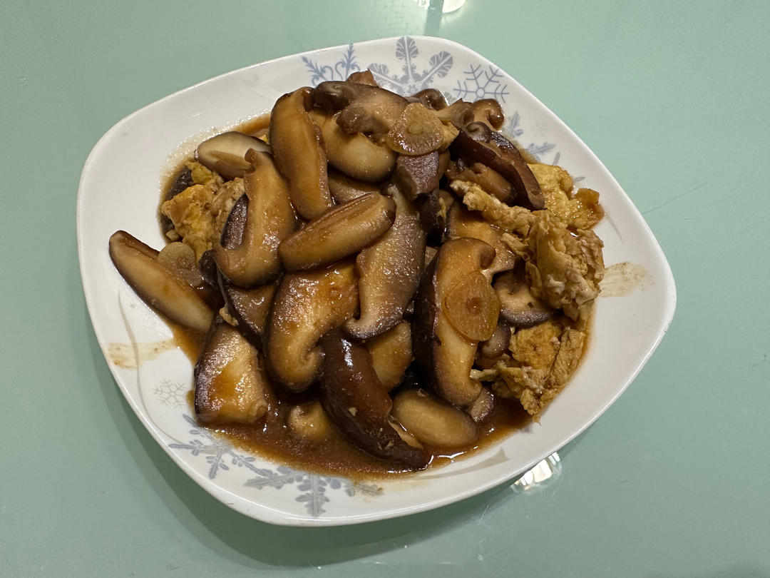 铝饭盒里的香菇炒鸡蛋