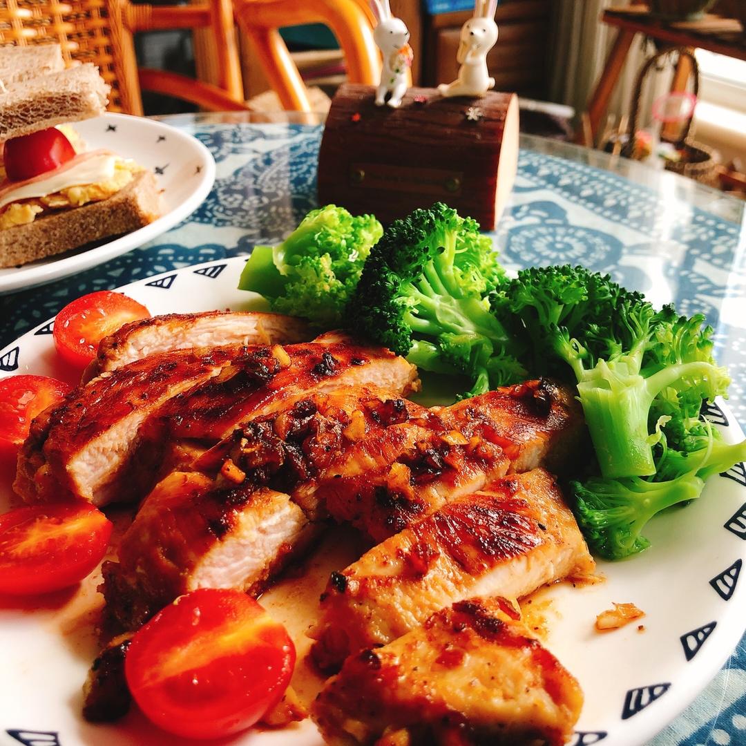 酷炫屌炸天好吃的煎鸡胸肉（香蒜蜂蜜煎鸡胸肉）