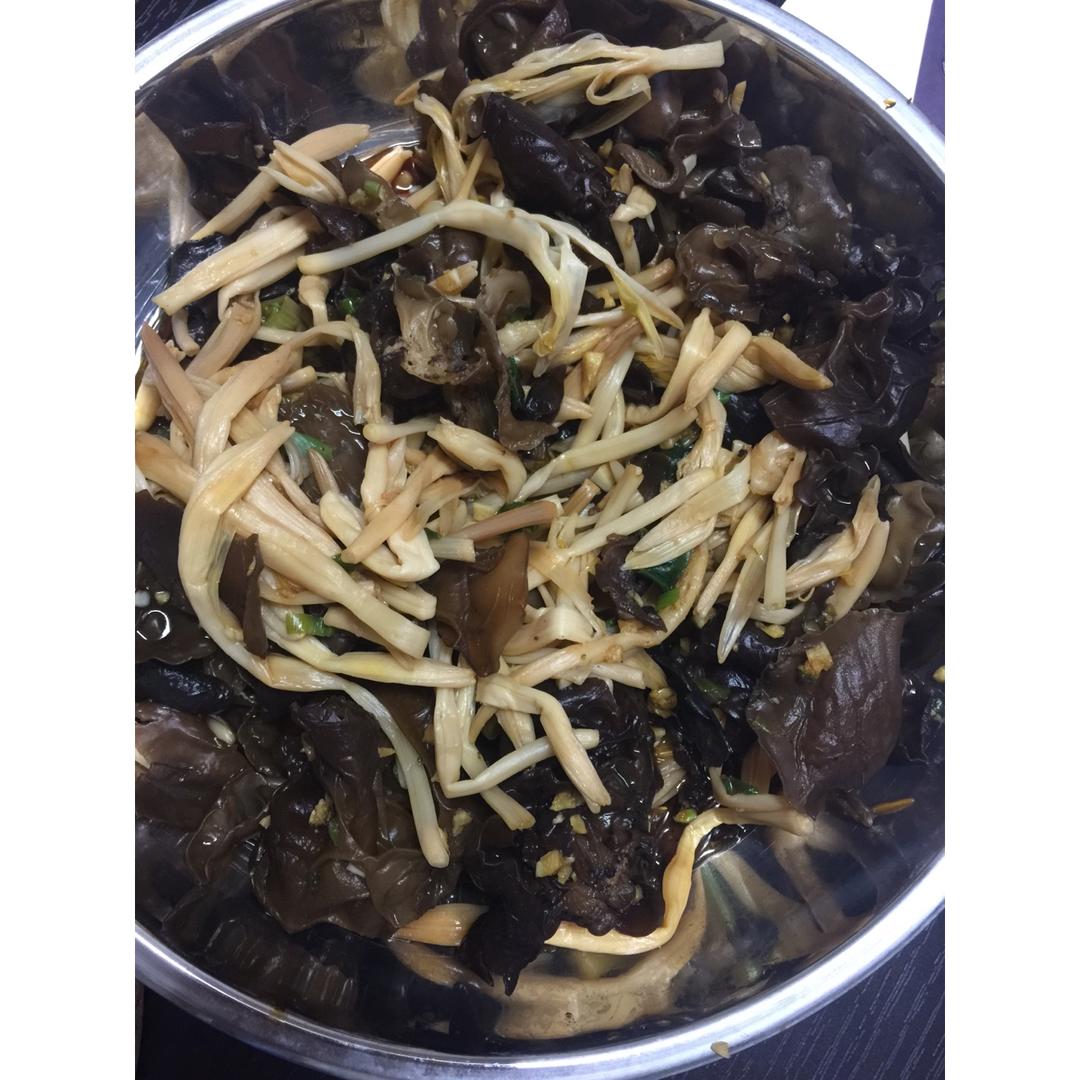 凉拌黑木耳黄花菜