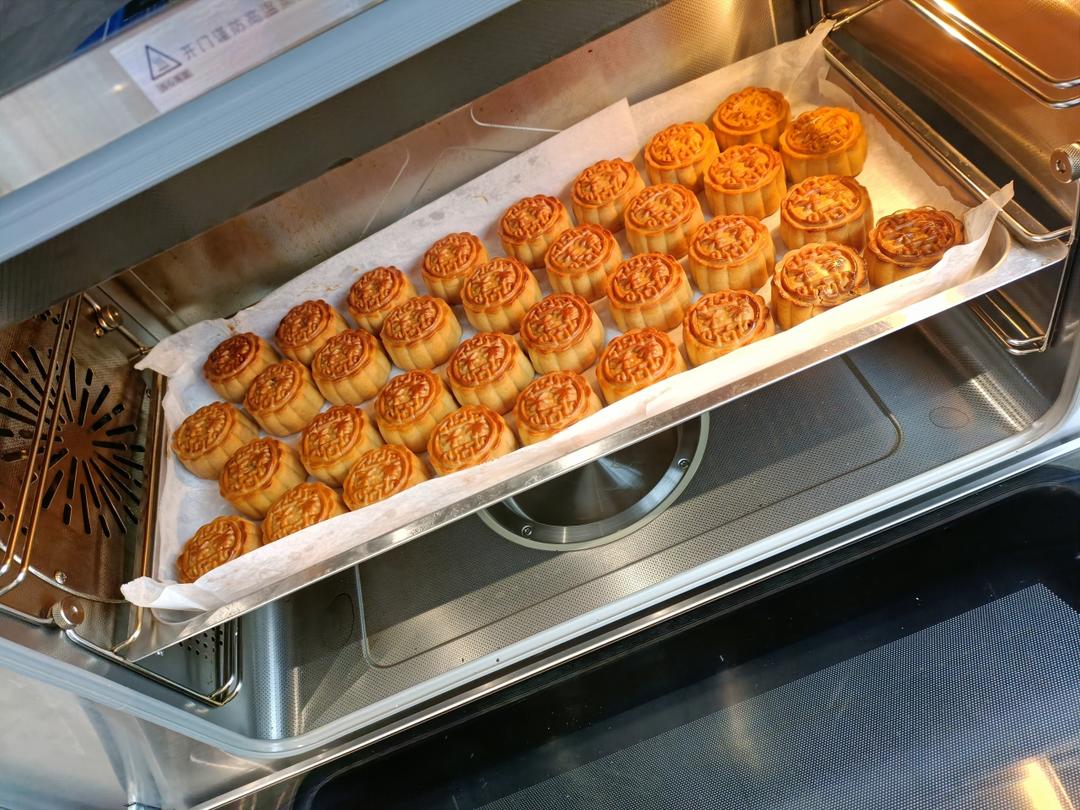 广式月饼—蛋黄莲蓉月饼