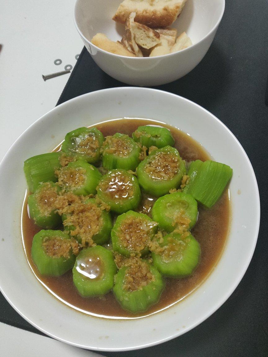 只需要五分钟就可以的美味蒜蓉蒸丝瓜