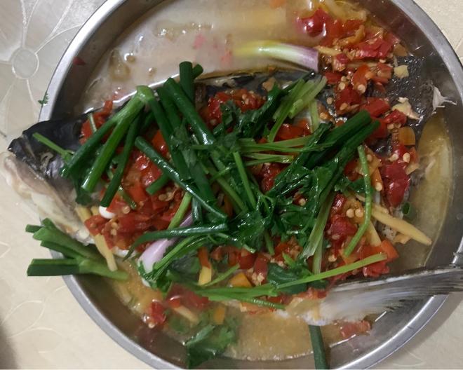 酸笋剁椒蒸鱼头的做法