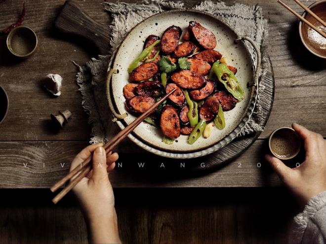 青椒炒腊肠—快手下饭菜的做法