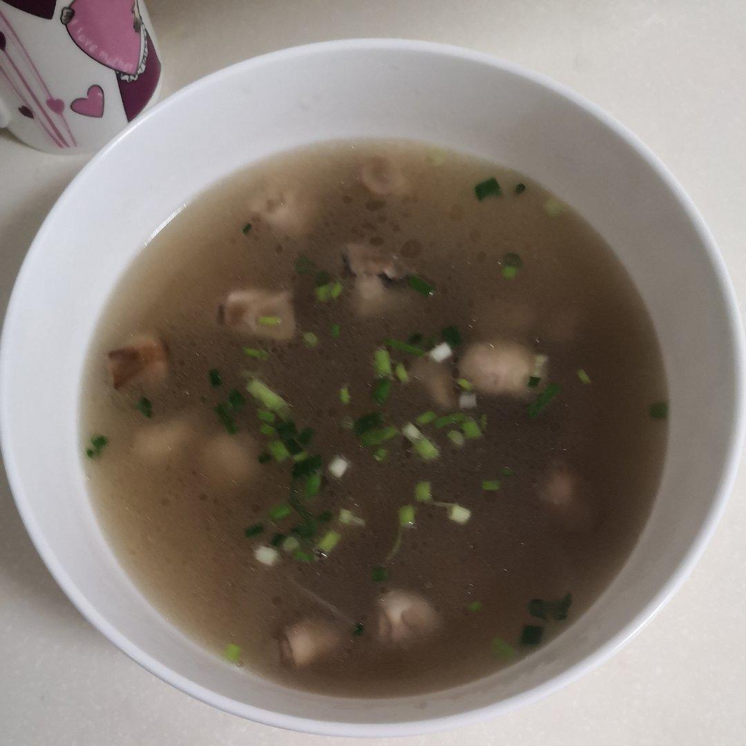 鲜掉眉毛口蘑汤