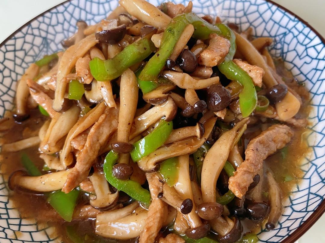 黑胡椒蟹味菇炒肉搭配青椒