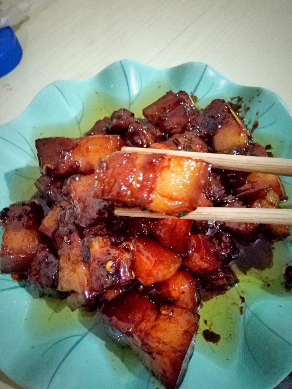 吃着碗里望着锅里的红烧肉