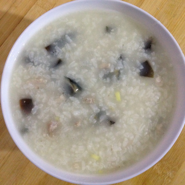 怪咖奇奇做的皮蛋瘦肉粥