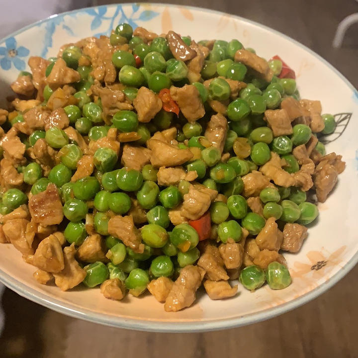 青豌豆炒肉，好吃下饭！